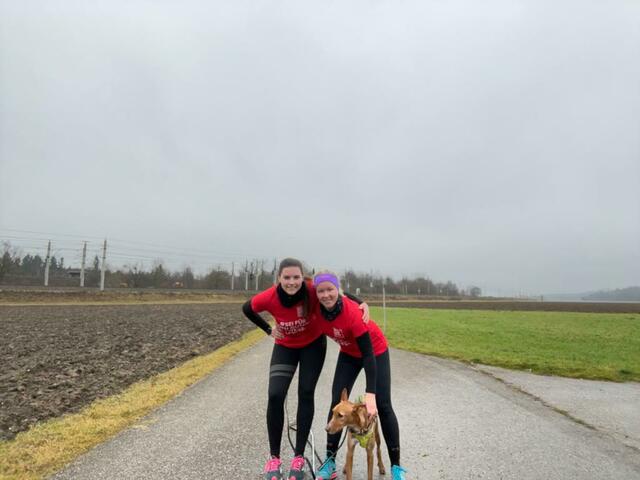 Ein Teil der Gruppe "Mostbluzan": Anna Kammerhofer und Bianca Dieminger (re.) mit Hund Lui als Pacemaker.