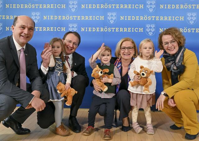 Gemeindebund Präsident Johannes Pressl, Städtebund NÖ Vorsitzender Matthias Stadler, Landeshauptfrau Johanna Mikl-Leitner und Landesrätin Christiane Teschl-Hofmeister (v.l.n.r.) mit Kindern nach der Pressekonferenz zu den Umsetzungsdetails der blau-gelben Kinderbetreuungs-Offensive.

  | Foto:   NLK Filzwieser