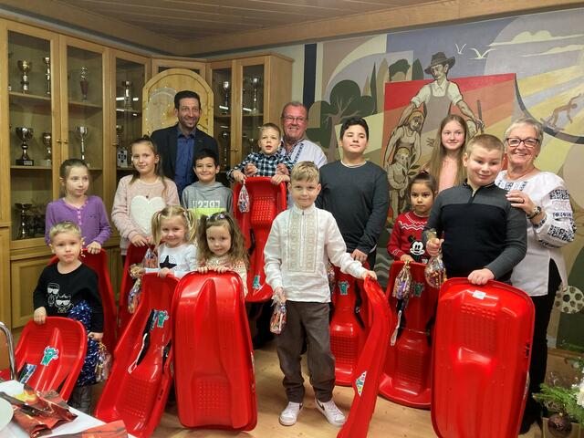 Für die ukrainischen Kinder, die derzeit in Kammern leben, gab es bei der Weihnachtsfeier Geschenke. | Foto: KK