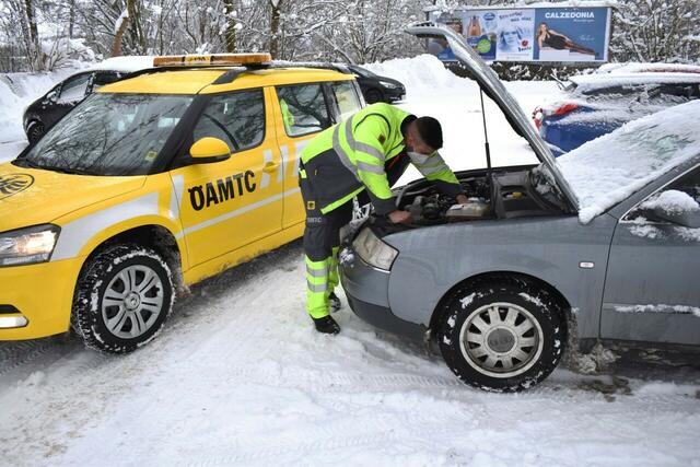 Pannenhilfe im Winter: Autofahrer sind oft dankbar dafür! | Foto: ÖAMTC/Aloisia Gurtner 