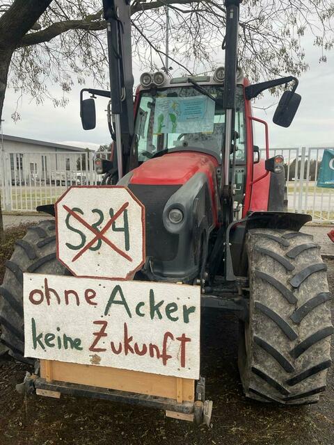 "Es geht um unsere Äcker und Wiesen und damit um Lebensmittelversorgung und Lebensqualität. Es geht um die Zukunft der niederösterreichischen Kinder", sagte ein betroffener Bauer aus dem Traisental. | Foto: STOPP S34!