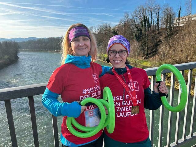 Ein Teil des Teams Zukunftsregion Steyr: Sonja Preisinger (li.) und Katharina Hofbauer unterstützten den Christkindlauf.