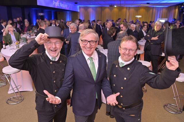 Flankiert von zwei Rauchfangkehrern wünschte WKO-Präsident Josef Herk "Prosit Neujahr". | Foto: Fischer