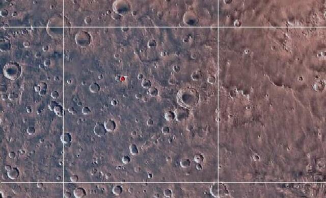 Marskrater Steyr und Enns dicht nebeneinander. Der kleine rote Punkt markiert hier den „Krater Steyr“. | Foto: NASA