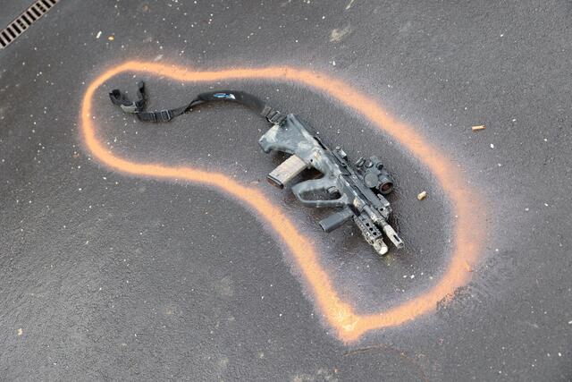 Dieses Sturmgewehr entwendete er dem schwerst verletzten Polizisten. Auf dem Foto ist die Ladehemmung zu erkennen. | Foto: FOTOKERSCHI.AT / KERSCHBAUMMAYR