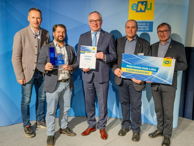Toni Pfeffer (Ex-Nationalteamspieler), Bgm. Andreas Iser-Quirgst (Gemeinde Glinzendorf), LH-Stv. Stephan Pernkopf, Vzbg. Roman Schauer (Gemeinde Glinzendorf) und GF Herbert Greisberger (eNu) | Foto: Erich Marschik