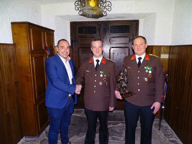 Bürgermeister Norbert Weber gratuliert dem neuen Kommandanten der FF Badstuben, Reinhard Scherndl und bedankt sich bei dessen Vorgänger Franz Martin Preuner. | Foto: Gemeinde Frankenburg