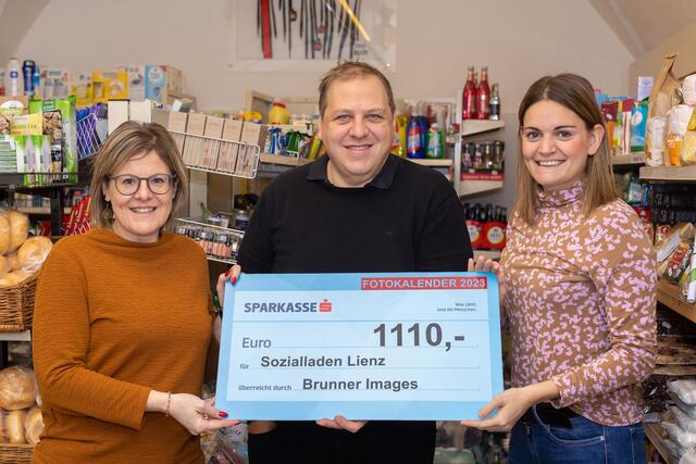 Scheckübergabe: SoLaLi Geschäftsführerin Sandra Holzer, Philipp Brunner Philipp und Obfrau Eva Karré (v.l.) | Foto: Brunner Images