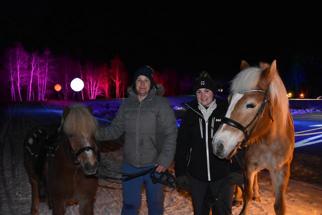 Maria (r.) und Ingrid Larl mit Adina und dem kleinen Tornado | Foto: Kainz