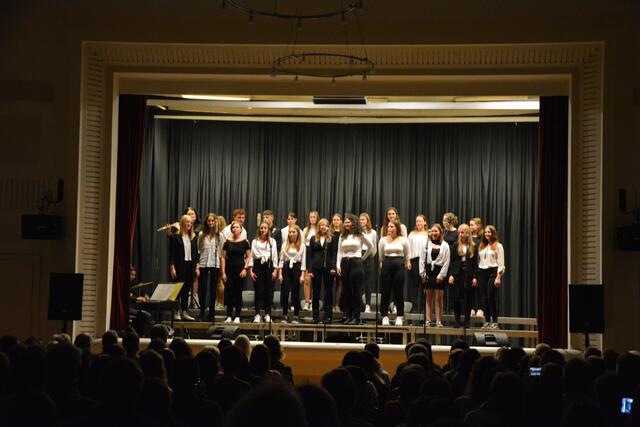 Gesungen wurden bei den Benefizabenden Klassiker, aber auch moderne Hits.  | Foto: Caroline Heri
