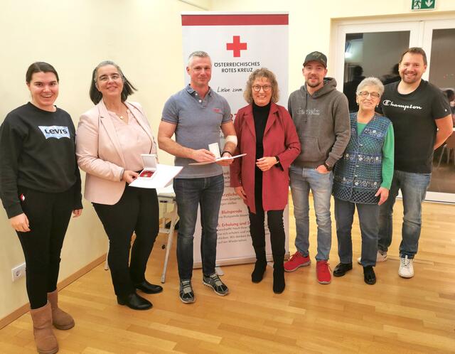 Verena Poltschek, Karin Sponer, Christof Eichberger, Helga Ronge, Daniel Musil, Ingrid Schwanzer und Sascha Feichter bei der SPÖ-Blutspendeaktion in Königsbrunn. | Foto: SPÖ Enzersfeld