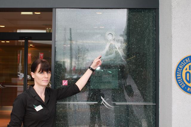 Mitarbeiterin Bianca zeigt, noch immer schockiert von den Ereignissen, das Einschussloch im Kremstalerhof. | Foto: BRS