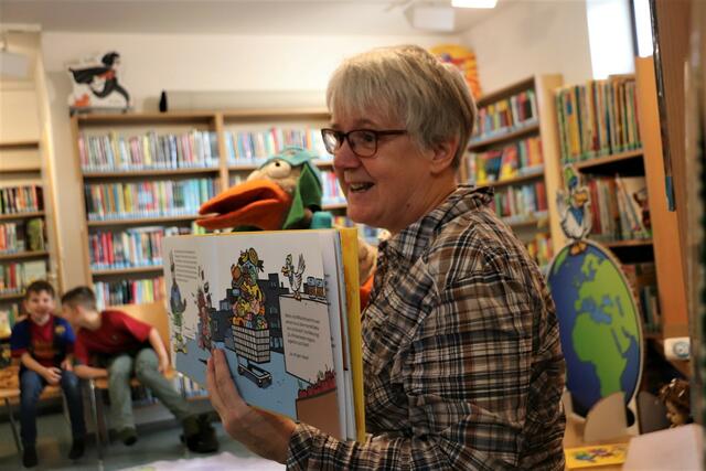 Stefanie Greiter veranschaulichte das Leben des Klimaschreckers, der mit Hilfe der Kinder bekehrt wurde. | Foto: Edith Ertl