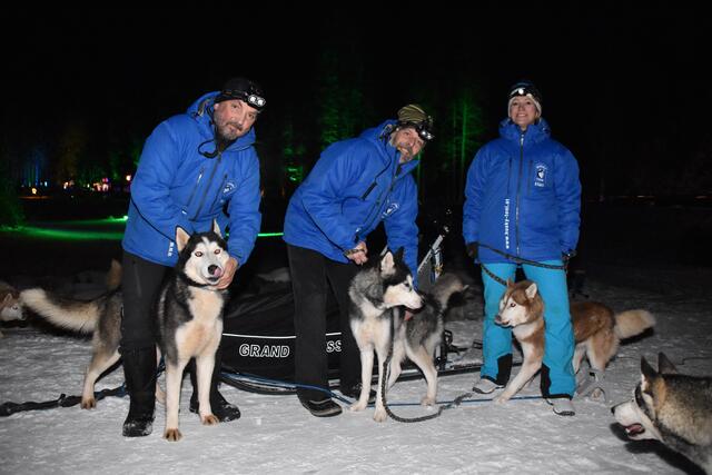 "Husky Toni", Marko und Janine drehen mit zwei Schlitten und 17 Hunden rasante Runden  | Foto: Kainz