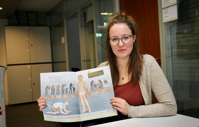 Sozialarbeiterin Sabrina Felscher (Abt. 4 Soziale Sicherheit) zeigt Visualisierungen von Missbrauch aus der Broschüre. | Foto: MeinBezirk.at
