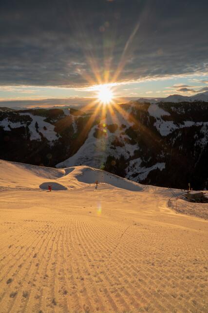 Während im Tal der reguläre Skibetrieb beginnt, genießt man im Rahmen der First Line bereits die ersten Sonnenstrahlen am Berg. | Foto: Fieberbrunn.com/Sebastian Astl
