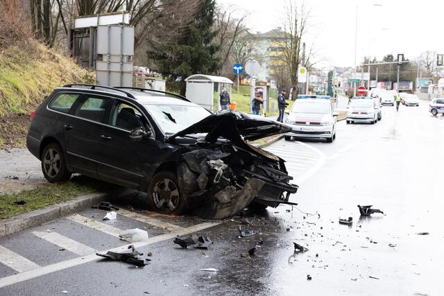 Der VW Passat nachdem er die beiden Polizisten beim Larnhauserweg kurz vor 12 Uhr niedergefahren hat. | Foto: FOTOKERSCHI.AT / KERSCHBAUMMAYR