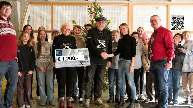 Weihnachtsaktion: Scheckübergabe an Frizzey Greif und Christine Jarosch von Prof. Manuela Lusser neben Dir. Karl Digruber. | Foto: Frizzey Light