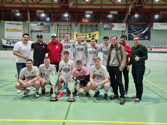 FCB-Kampfmannschftscup 2023 - Sieger SV Wörgl mit TFV-Präsident Josef Geisler. | Foto: SV Wörgl