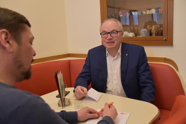 Landeshauptfrau-Stellvertreter Stephan Pernkopf im Interview mit Redaktionsleiter Roland Mayr | Foto: Jürgen Maier