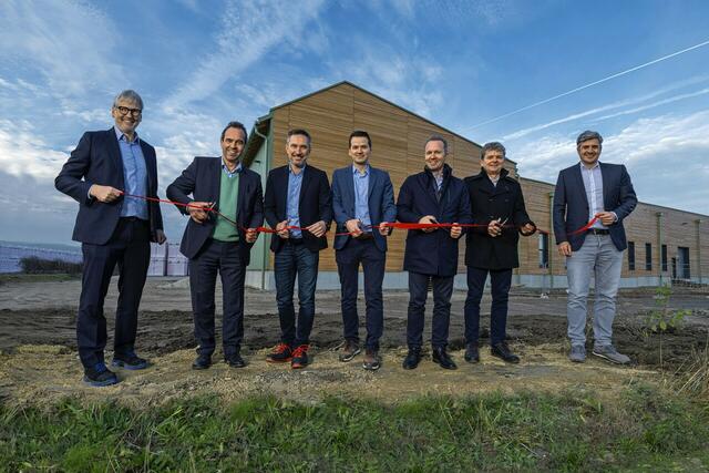 Von links: Klaus Haberfellner (Geschäftsführung Austrotherm Gruppe), Robert Schmid (Geschäftsführung Schmid Industrieholding, Eigentümer), Robert Novak (Geschäftsführung Vertrieb Austrotherm GmbH), Heimo Pascher (Technische Geschäftsführung Austrotherm Gruppe), Peter Schmid (Eigentümer), Paul Pressl, Sebastian Horvath (Werksleitung Purbach). | Foto: Austrotherm/Postl