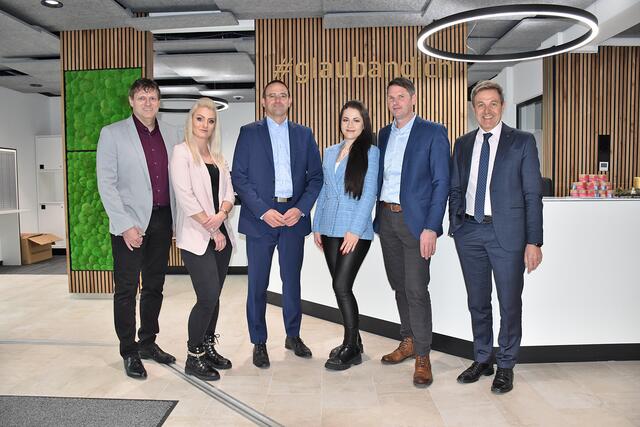Prok. Michael Deutsch, Lisa-Maria Duftner, MMag. Dr. Andreas Heim, Sanja Skoric und Andreas Wasser mit Vorstandssprecher Helmut Rainer, MBA freuen sich über die neuen Räumlichkeiten am Standort Jenbach. | Foto: Sparkasse Jenbach