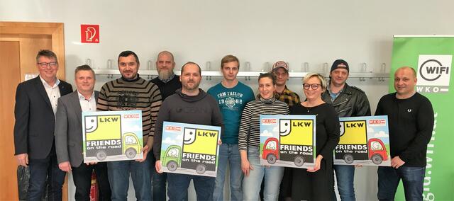 Obmann Roman Eder und Geschäftsführer Bernhard Dillhof (1. und 2. v. l.) mit WIFI-Mitarbeiterin Carina Wilfinger (3. v. r.) und den Kursteilnehmern beim Matching-Day im WIFI Oberwart. | Foto: WKB