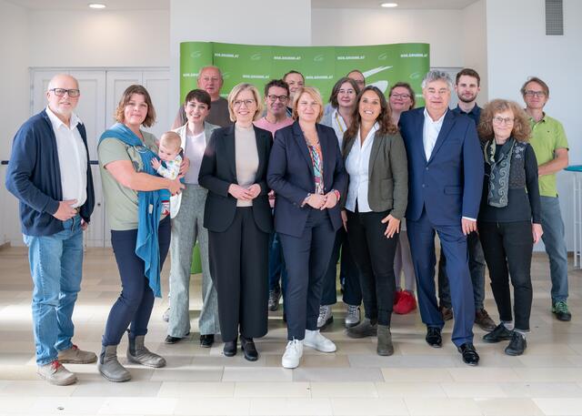 Spitzenkandidatin im Bezirk Ulrike Fischer mit der Delegation aus Tulln sowie Spitzenkandidatin im Land Helga Krismer, Vizekanzler Werner Kogler, Bundesministerin Leonore Gewessler und Grüne Klubobfrau Sigi Maurer. | Foto: Die Grünen NÖ