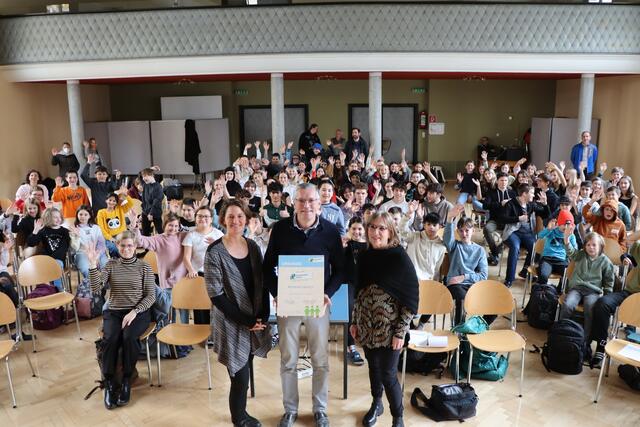 Die Schüler:innen und Lehrer:innen des Gymnasium Landeck freuen sich mit (von rechts) Schulqualitätsmanagerin Daniela Lehmann, Direktor Otto Siegele und Lisa Prazeller von Klimabündnis Tirol über den Beitritt ins Klimaschutz-Netzwerk.  | Foto: Othmar Kolp