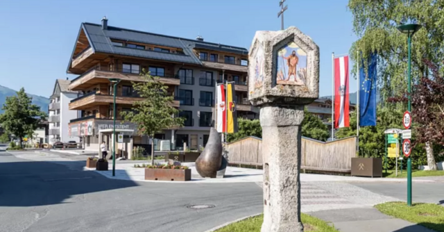 Der "Stoana Maschta" stammt aus dem Jahr 1484 und ziert seit 1977 das Ortszentrum in Oberndorf. | Foto: Gemeinde Oberndorf