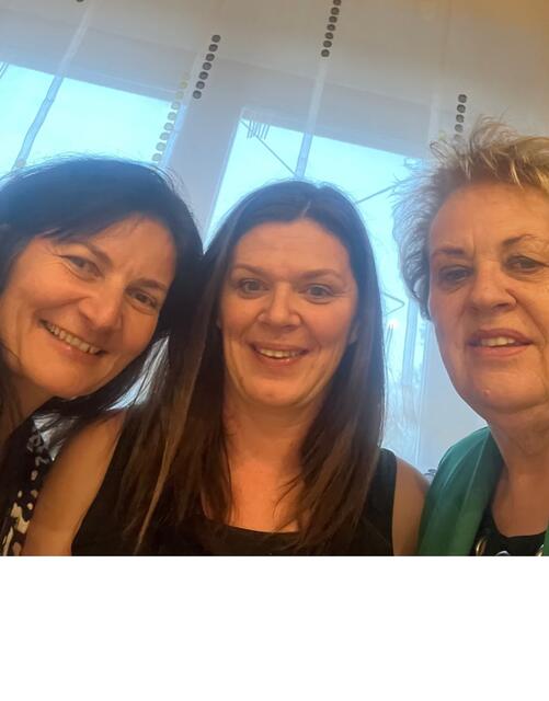 Der großen Tierfreundin Elisabeth Hackl aus Moschendorf (Mitte) wünschten Landtagspräsidentin Verena Dunst (rechts) und Vizebürgermeisterin Cornelia Kedl-Oswald zum 40. Geburtstag viel Glück. | Foto: Büro Dunst