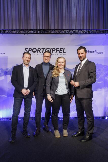 (v.li.): Alois Rathgeb (Geschäftsführer der GemNova), Josef Margreiter (Geschäftsführer der Lebensraum Tirol Holding), Alexandra Gradauer, (erste Sport- und Bewegungskoordinatorin des Landes), Georg Dornauer (1. LH-Stv. und Sportlandesrat). | Foto: TVB St. Anton am Arlberg / Hetfleisch