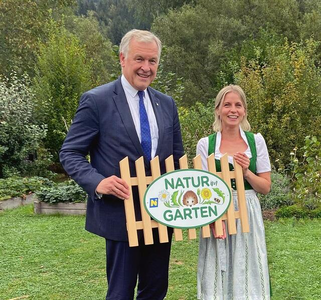 Landesrat Martin Eichtinger im Austausch mit Hobbygärtnerin Margret Heissenberger. | Foto: „Natur im Garten“