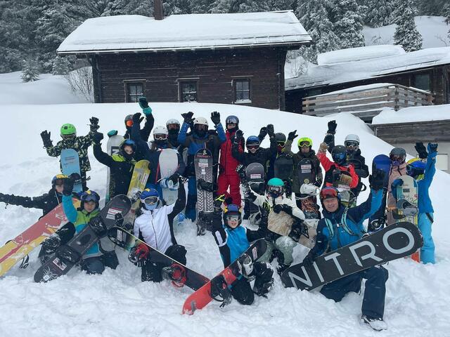 St. Pöltner Schüler bereiten sich auf die Snowboard Schullandesmeisterschaft vor. | Foto: Erik Wöll