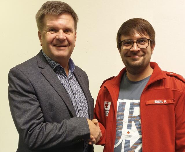 Direktor Erwin Bindreiter beim Handshake mit seinem Nachfolger Patrick Eberl. | Foto: OÖRK/Bezirksstelle Perg