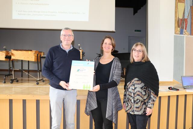 Überreichung der Urkunde: Direktor Otto Siegele, Lisa Prazeller (Klimabündnis) und Schulqualitätsmanagerin Daniela Lehmann (v.l.). | Foto: Othmar Kolp