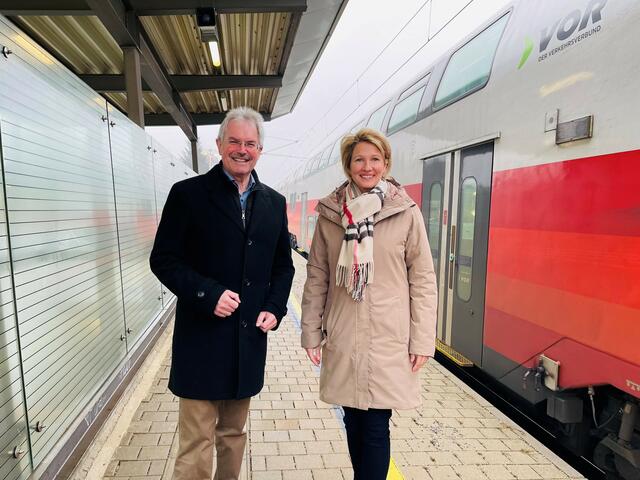 Landtagspräsident Karl Wilfing und Bürgermeisterin Doris Kellner besichtigen das künftige Bauareal am Bahnhof in Bernhardsthal | Foto:  LT-Direktion NÖ / Schultes