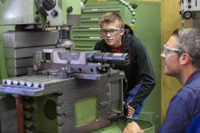 Landwirtschaftliche Fachschule Tamsweg, LFS, im Bild v. li: Sebastian Winkler, Roman Gautsch (Lehrer), Fläche mit Hilfe der Universal- Fräsmaschine planfräsen, Metalltechnik, 19.09.2019  | Foto: Land Salzburg / Susi Berger - Camera Suspicta