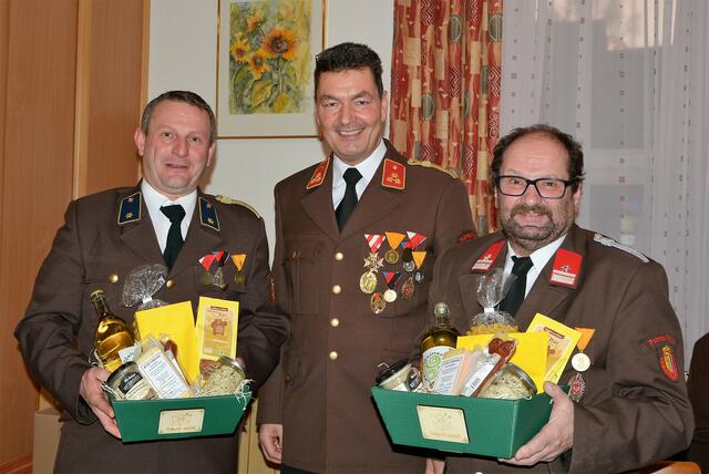 Kommandant Josef Kastenhofer dankt dem Zeugwart Robert Herndl, links, und Jugendbetreuer Rudolf Glinsner. Beide treten in die 2. Reihe. | Foto: FF Pabneukirchen