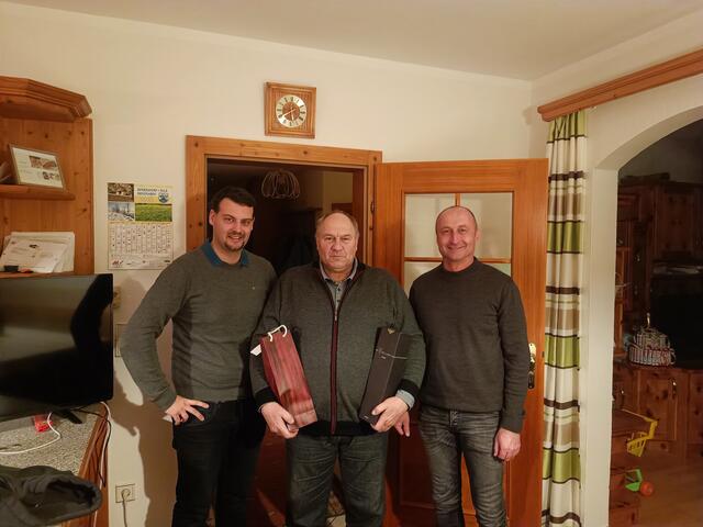 Dem Gerersdorfer Gemeindearbeiter Franz Bauer (Mitte) wünschten seine Vorgesetzten Bgm. Roman Jandrisevits (rechts) und Amtmann Manuel Stranczl (links) alles Gute. | Foto: Gemeinde Gerersdorf-Sulz