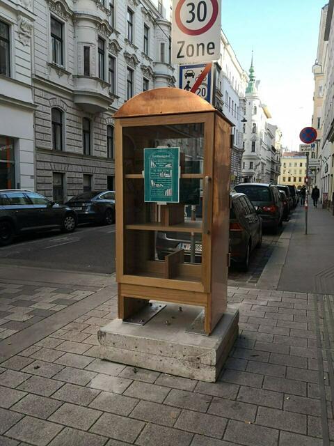 So schaut der Bücherschrank am Hugo-Bettauer-Platz üblicherweise aus.  | Foto: Gwen Goeltl