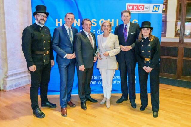 Landesrat Jochen Danninger, WKNÖ-Präsident Wolfgang Ecker, Landeshauptfrau Johanna Mikl-Leitner und WKÖ-Präsident Harald Mahrer erhielten von den nö Rauchfangkehrern traditionsgemäß Glückwunsche für 2023. | Foto: Josef Bollwein