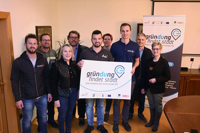 Die Marktgemeinde Randegg freut sich über gleich zwei innovative Standort-Gründer: die Jurymitglieder Gemeinderat Wolfgang Zellhofer, Unternehmer Hannes Gruber, Wirtschaftskammer-Bezirksstellenobfrau Erika Pruckner, Unternehmer Andreas Picher, Gemeinderätin Regina Buchegger, Gemeinderat Roland Hudl und Bürgermeisterin Claudia Fuchsluger mit den beiden Gründern Andreas Wieser (5.v.l.) und David Haselsteiner (3.v.r.)
 | Foto: Eisenstraße Niederösterreich