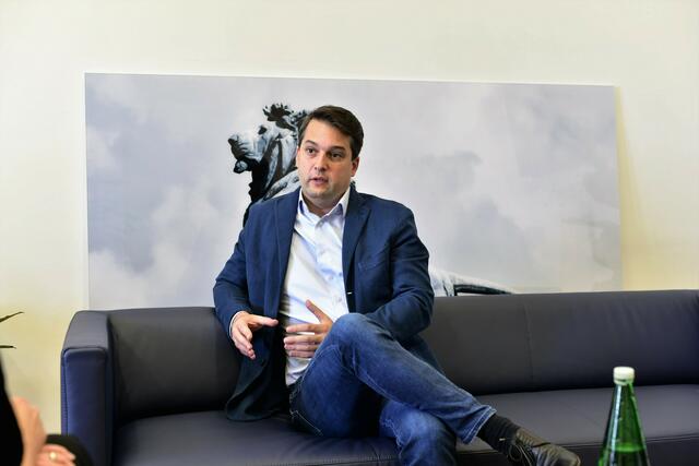 FPÖ Wien-Chef Nepp, der seit einigen Tagen wegen Hass-Postings auf Twitter gesperrt wurde, postete ein Fake-Verkehrszeichen, wie jemand auf einen festgeklebten Aktivisten uriniert. (Archiv) | Foto: Markus Spitzauer