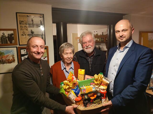 Horst und Waltraud Haberl aus Sulz nahmen zu ihrer Diamantenen Hochzeit Glückwünsche von Bürgermeister Roman Jandrisevits (links) und Vizebürgermeister Manuel Zach (rechts) entgegen. | Foto: Gemeinde Gerersdorf-Sulz