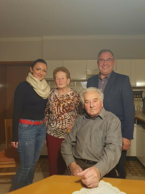 Johann Ernst aus Neusiedl bei Güssing feierte seinen 85. Geburtstag, was Bgm. Werner Kemetter (rechts) und Ortsvorsteherin Gloria Wukitsch (links) als Anlass für einen Gratulationsbesuch beim Jubilar und seiner Gattin Ida nahmen. | Foto: Gemeinde Kukmirn