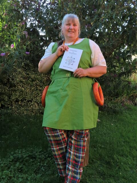 Karin Guttmann, Autorin aus Mitterkirchen, mit ihrem neuen Buch. | Foto: Privat