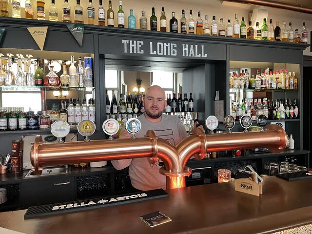 16 Biere vom Fass gibt es bei Karl Burke in "The Long Hall".  | Foto: Tobias Schmitzberger