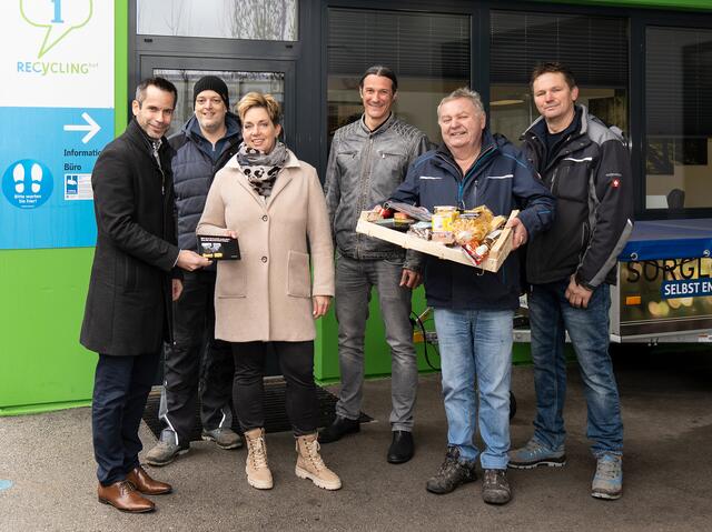 Die Stadtwerke-Mitarbeiter freuen sich mit Belinda Stegmayr über die Überraschung. | Foto: Stadtwerke Kufstein