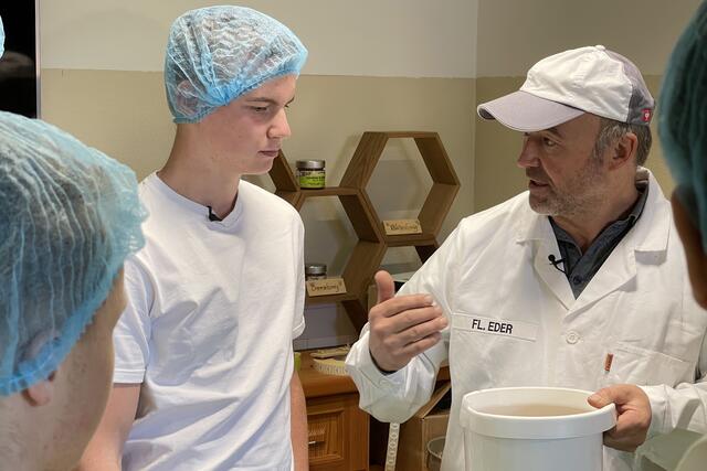 Schüler der Landwirtschaftsschule Bruck produzieren und veredeln Lebensmittel mit Blüten und Samen der Kulturpflanze Hanf innovative Köstlichkeiten Hanfhonig Honig | Foto: Land Salzburg / Martin Wautischer